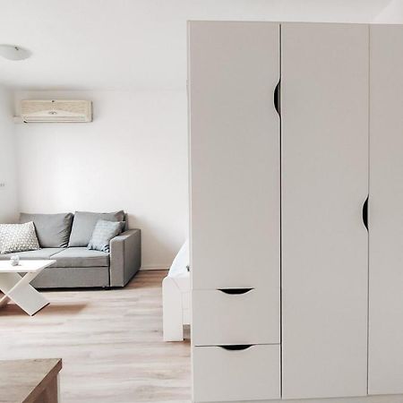 Studio Apartment Sanya ลูบลิยานา ภายนอก รูปภาพ