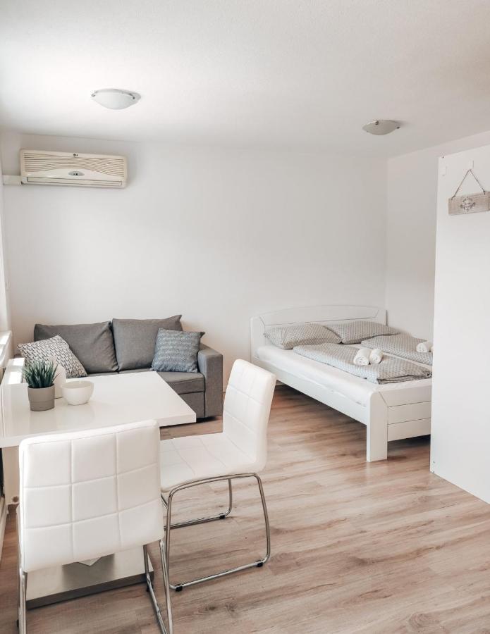 Studio Apartment Sanya ลูบลิยานา ภายนอก รูปภาพ